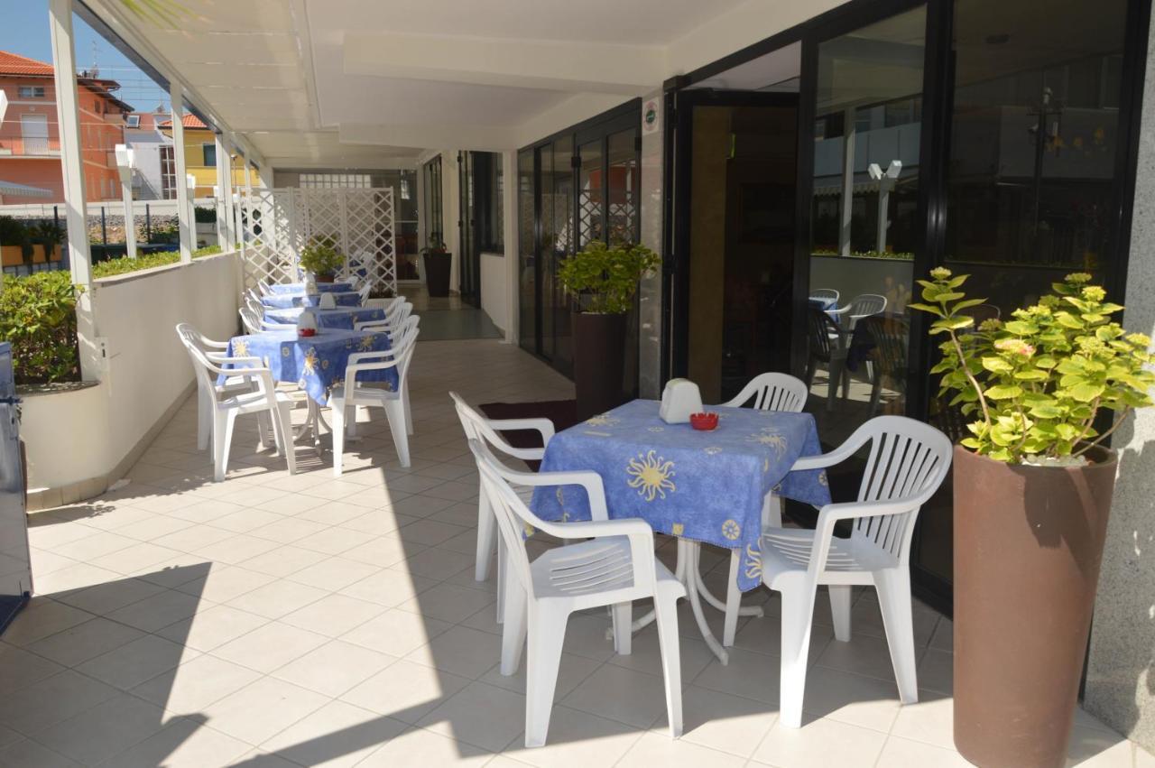 Hotel Karin Marebello Екстериор снимка